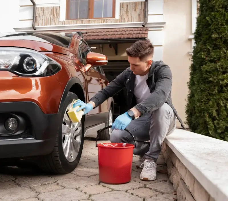 Lavage auto à domicile Beaufai : professionnel intervenant sur un véhicule